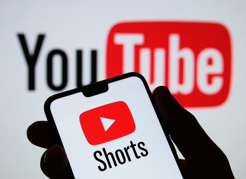 YouTube объявил о запуске бета-версии YouTube Shorts в Украине. Этот инструмент позволяет снимать яркие короткие видео на смартфон и сразу публиковать их